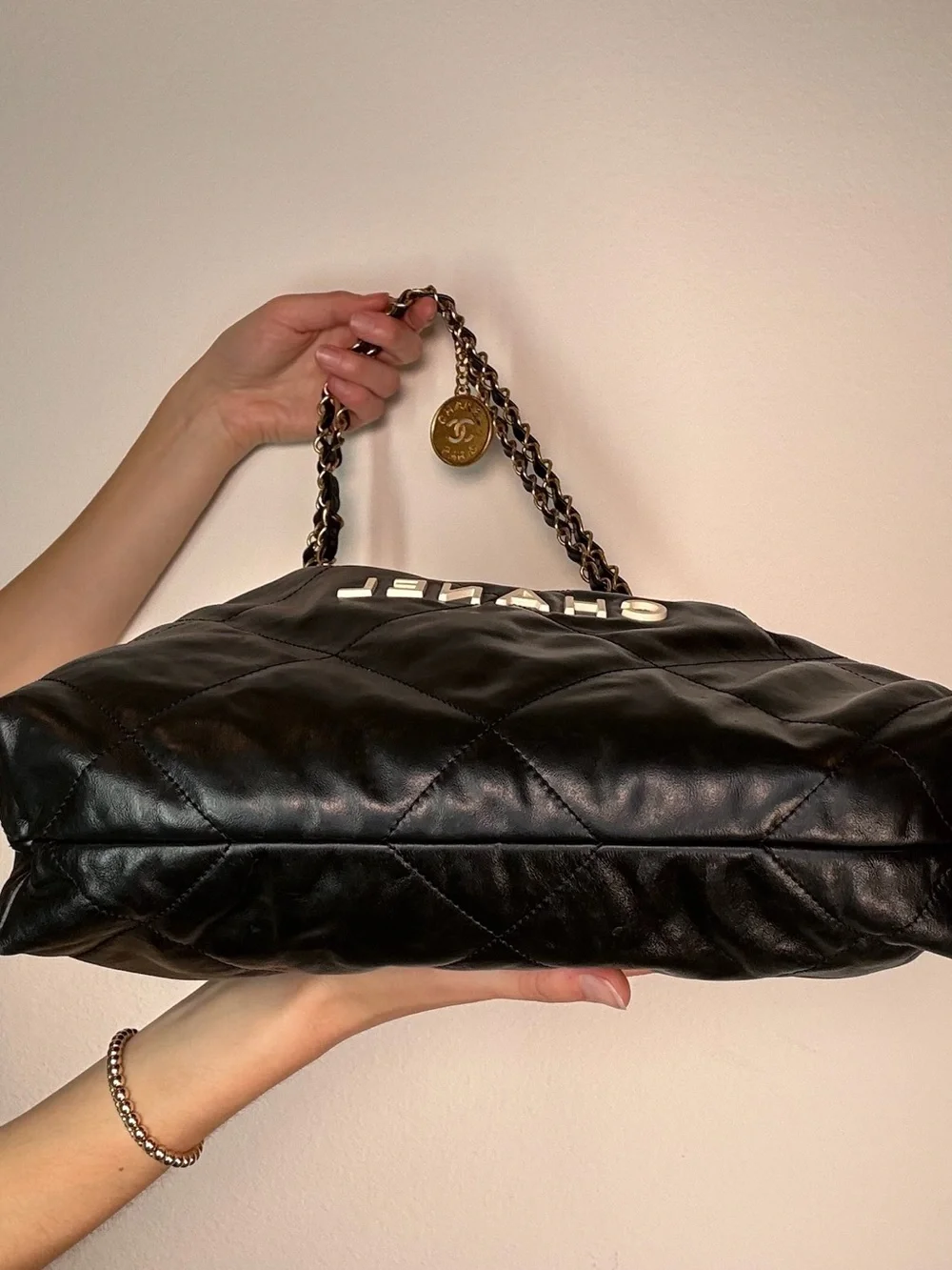 CHANEL 22 black